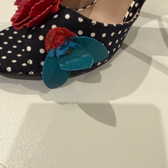 Betsey Johnson Black and White Polka Dot Heels with Floral Design - Picture 6 of 7